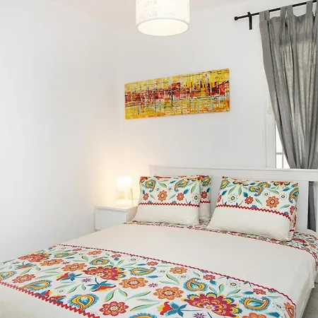 Apartment 1 Bedroom Central House In - 2